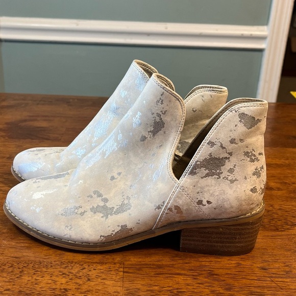 Boutique by Corky's Wayland White & Metallic
Silver Ankle Bootie sz 7 - Picture 1 of 12